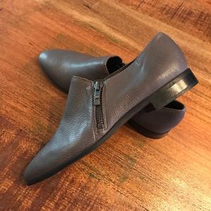 NWOT Franco Sarto Kristof Grey Leather Flat 7.5